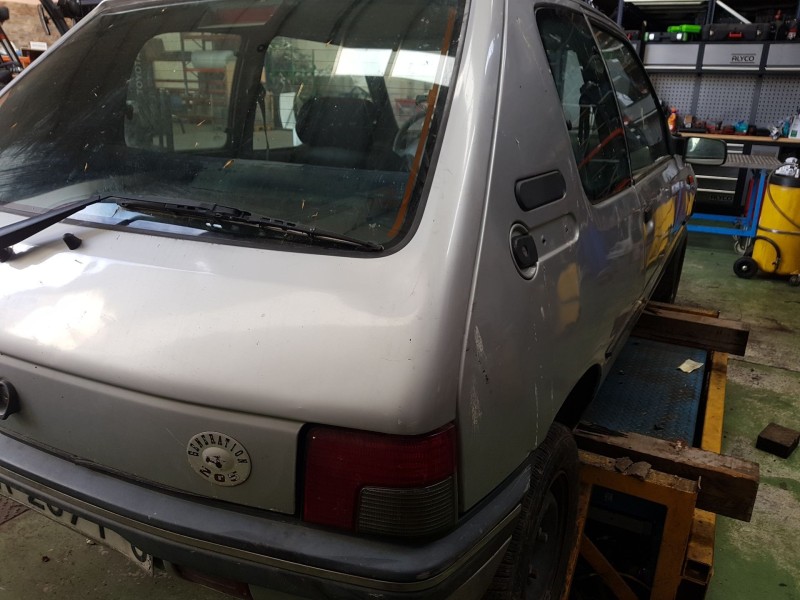peugeot 205 berlina del año 1998