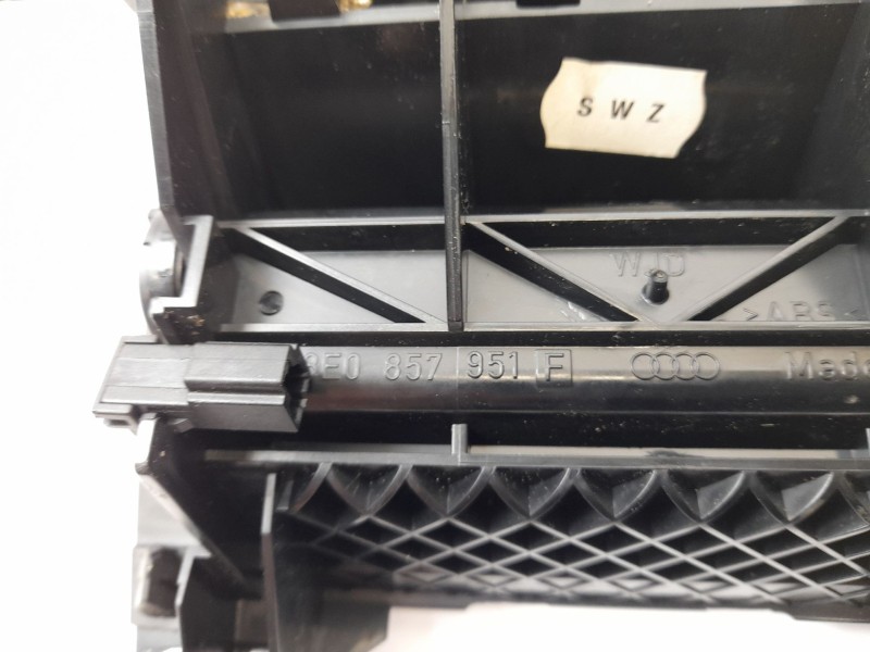 Recambio de cenicero para audi a4 b6 (8e2) 1.9 tdi referencia OEM IAM 8E0857951F  