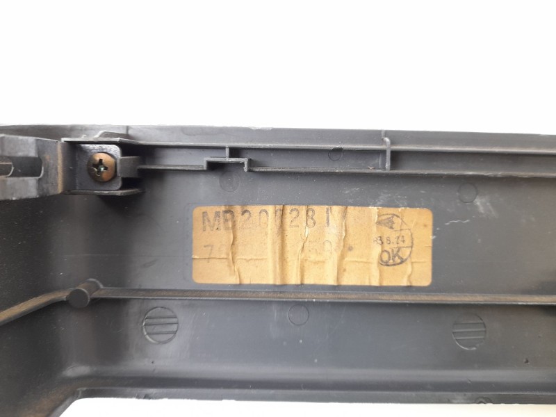 Recambio de moldura para mitsubishi montero (l040) 2.5 td 4x4 referencia OEM IAM MB208281  
