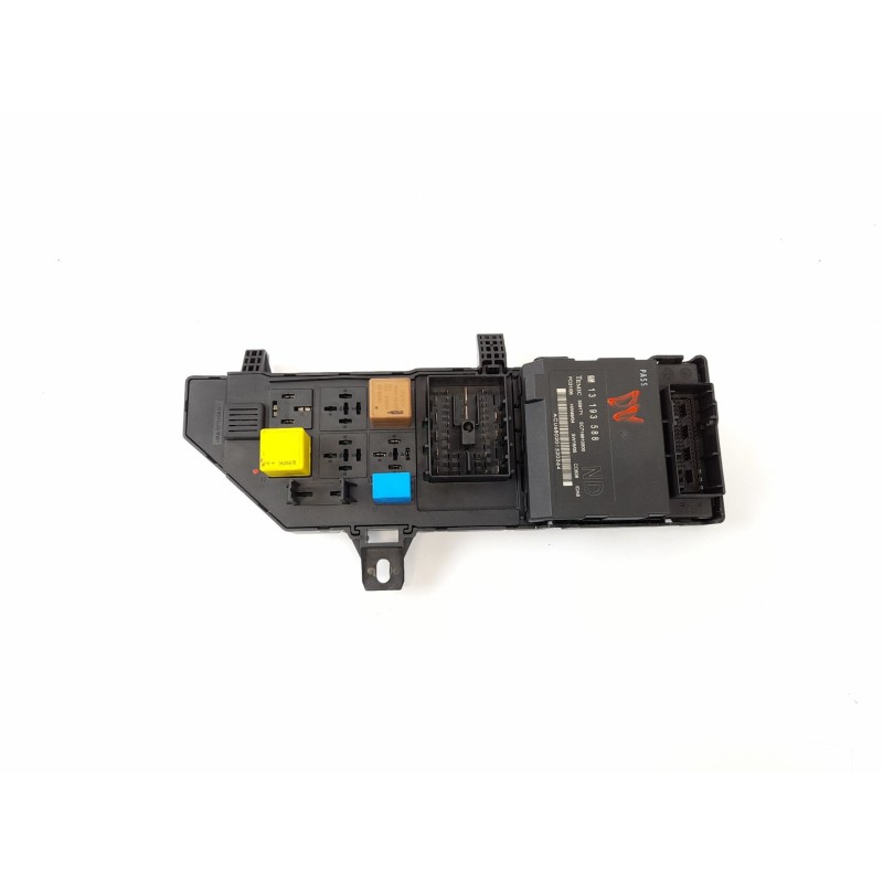 Recambio de caja reles / fusibles para opel vectra c berlina gts 1.9 cdti referencia OEM IAM 13223678  13193588