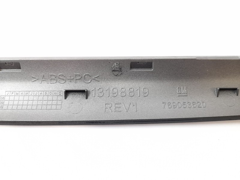 Recambio de moldura para opel vectra c berlina gts 1.9 cdti referencia OEM IAM 13198819  769053620