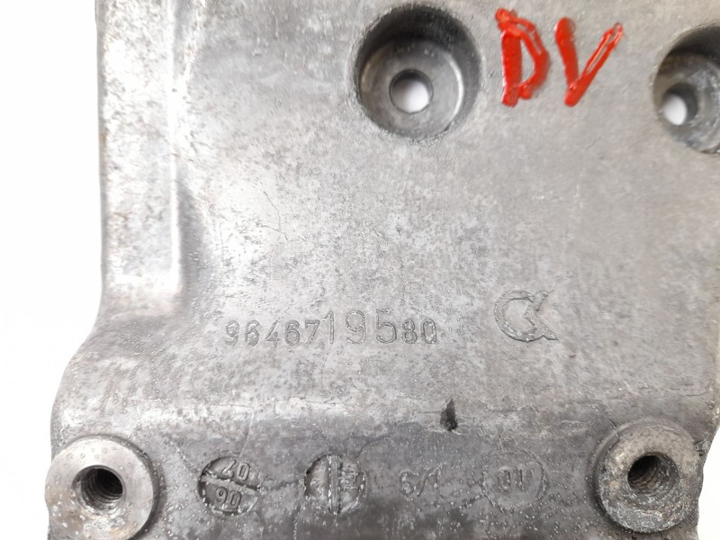 Recambio de soporte alternador para peugeot 307 break (3e) 1.6 hdi referencia OEM IAM 9646719580  