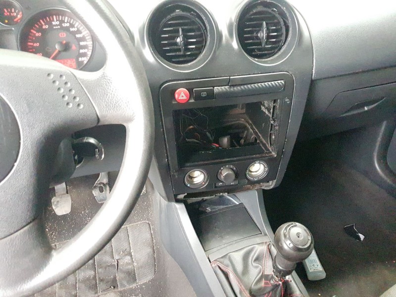 seat ibiza (6l1) del año 2003