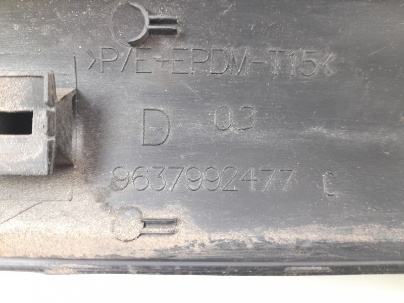 Recambio de moldura para citroen c3 1.4 hdi premier referencia OEM IAM 9637992477  