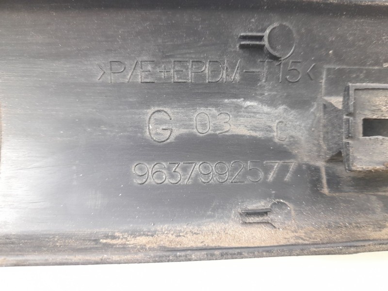Recambio de moldura para citroen c3 1.4 hdi premier referencia OEM IAM 9637992577  