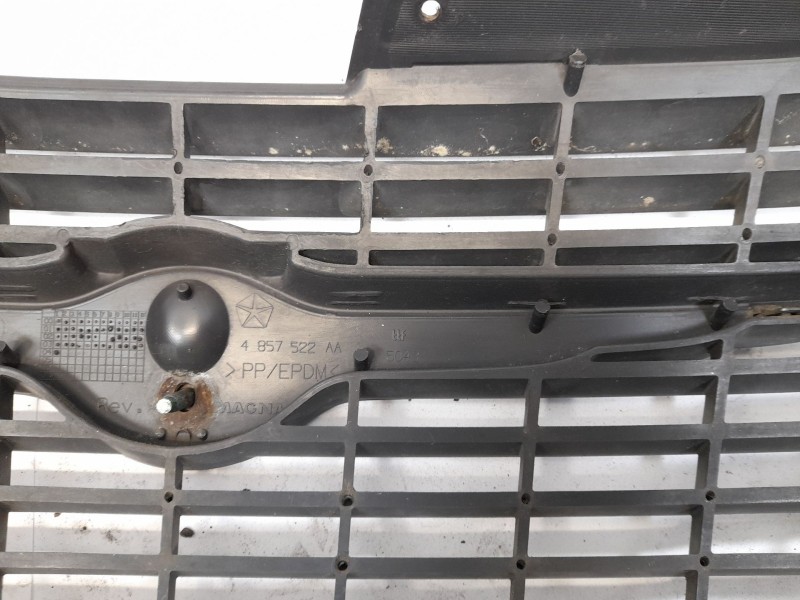 Recambio de rejilla delantera para chrysler voyager (rg) 2.5 crd cat referencia OEM IAM 4857522AA  