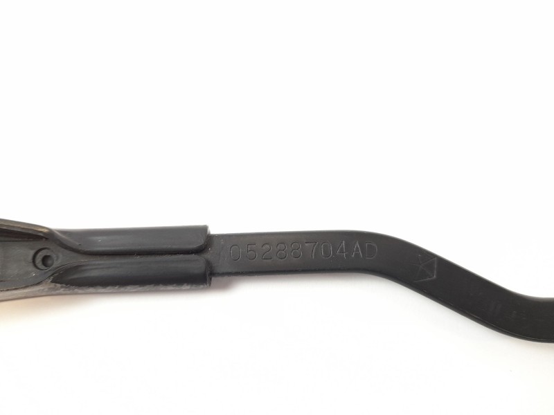 Recambio de brazo limpia trasero para chrysler voyager (rg) 2.5 crd cat referencia OEM IAM 05288704AD  