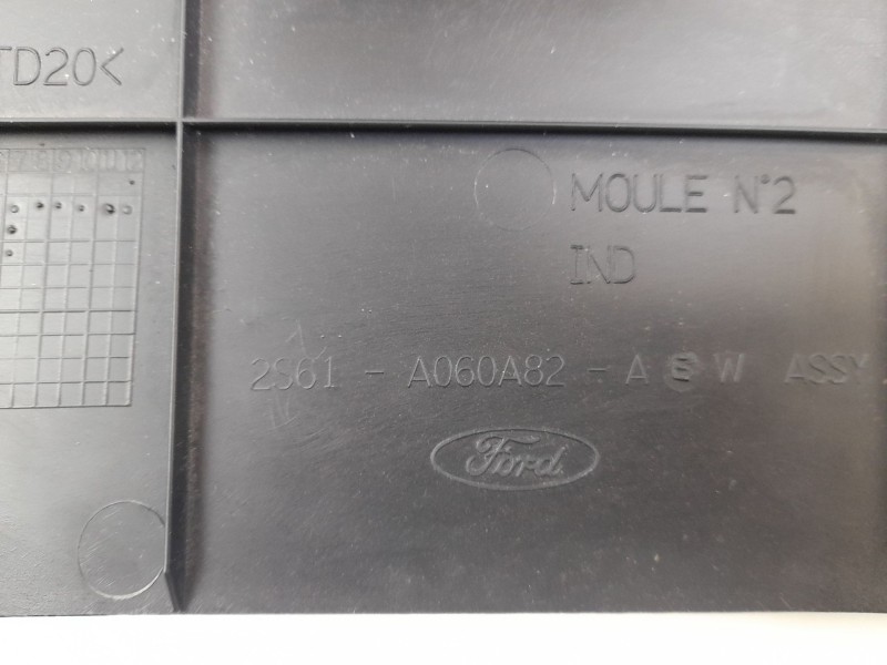 Recambio de moldura para ford fusion (cbk) ambiente referencia OEM IAM 2S61A060A82A  
