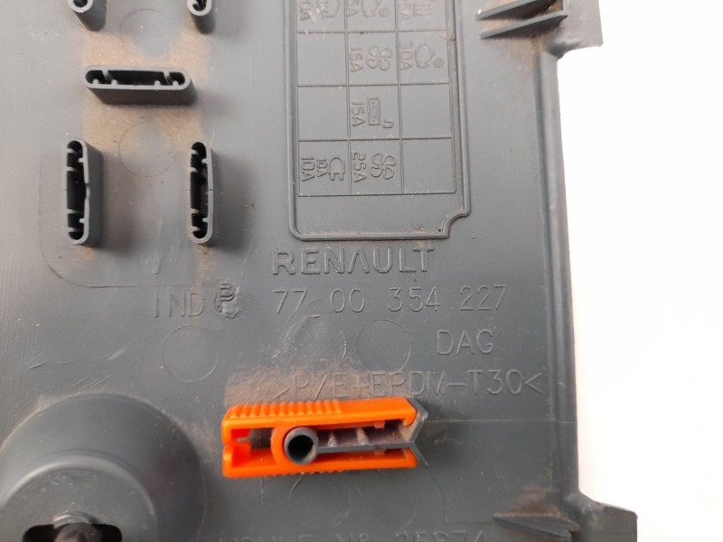 Recambio de moldura para renault kangoo 1.2 i referencia OEM IAM 7700354227  