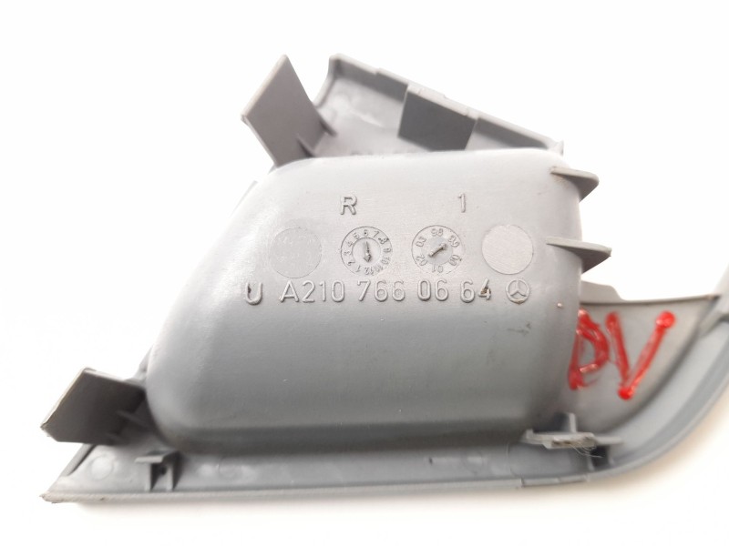 Recambio de moldura para mercedes-benz clase e (w210) e 280 (210.063) referencia OEM IAM A2107660664  