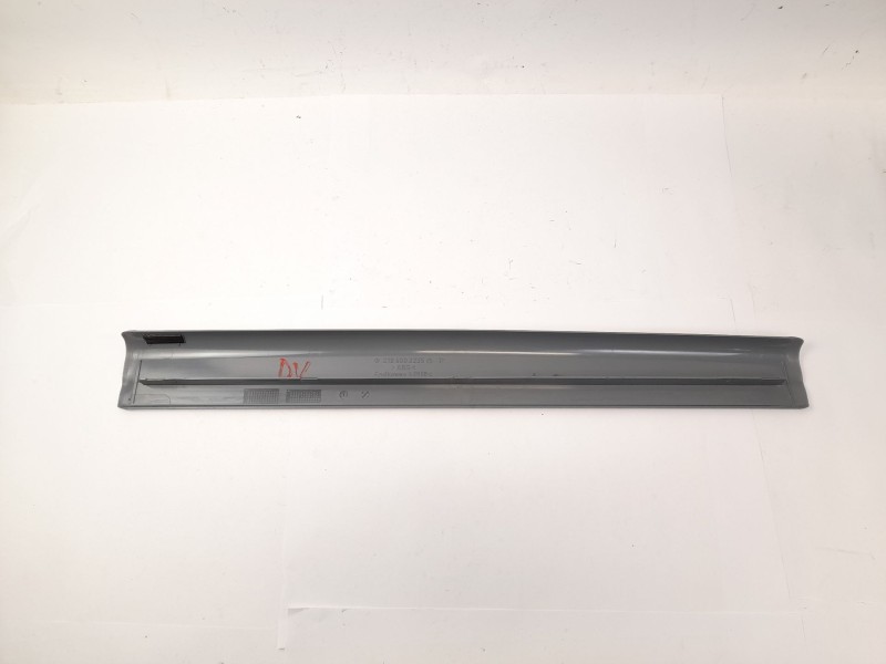 Recambio de moldura para mercedes-benz clase e (w210) e 280 (210.063) referencia OEM IAM 2106802235  
