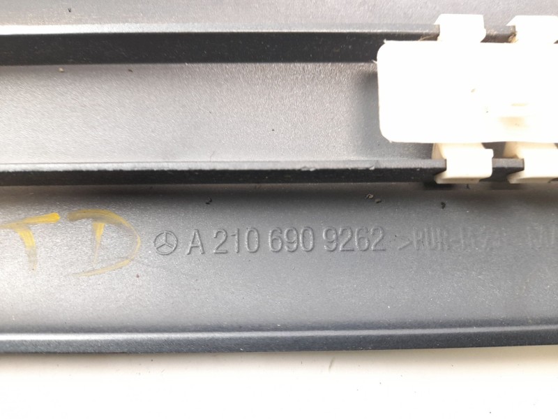 Recambio de moldura para mercedes-benz clase e (w210) e 280 (210.063) referencia OEM IAM A2106909262  