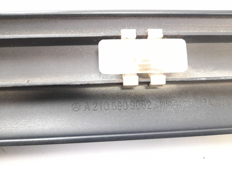 Recambio de moldura para mercedes-benz clase e (w210) e 280 (210.063) referencia OEM IAM A2106909062  