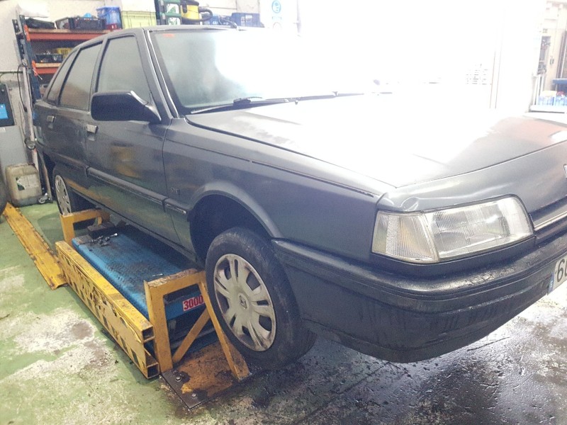 renault 21 sedán (l48_) del año 1990