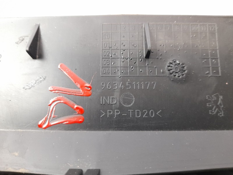 Recambio de rejilla del aire delantera central para peugeot 307 5p xs+hdi referencia OEM IAM 9634511177  A1079302