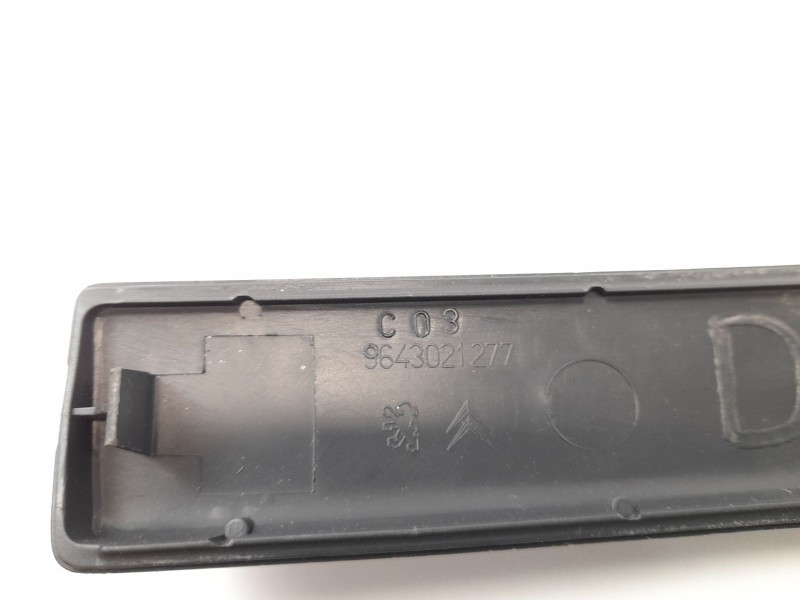Recambio de moldura para citroën c2 1.4 referencia OEM IAM 9643021277  