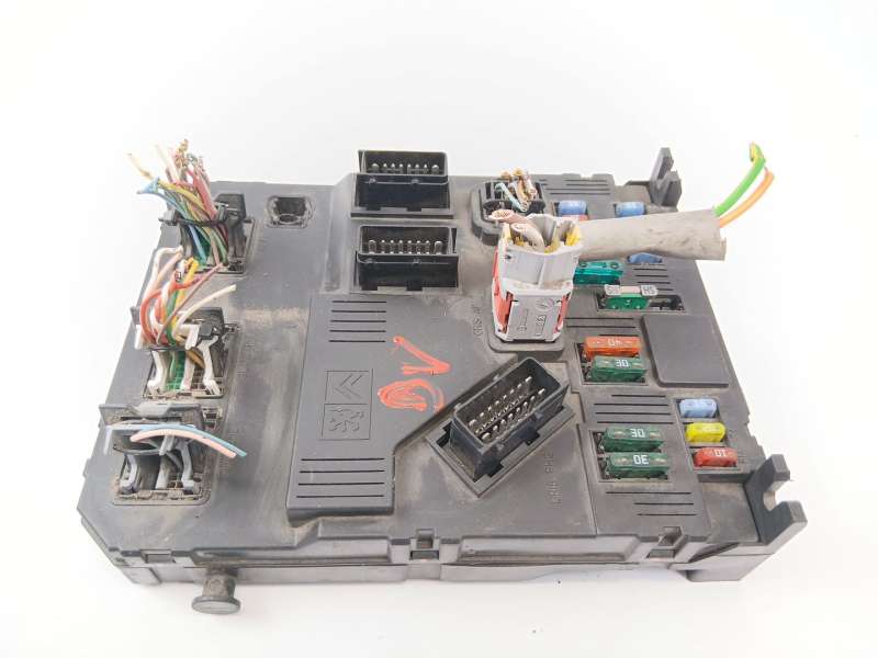 CAJA RELES / FUSIBLES 