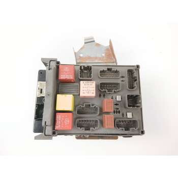 CAJA RELES / FUSIBLES 8200283815 