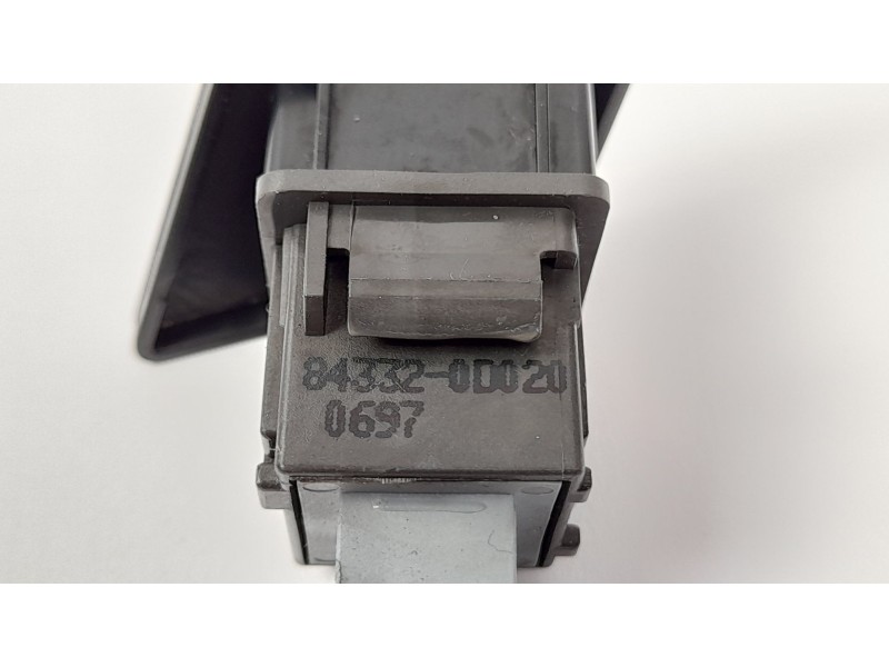 Recambio de warning para toyota yaris (ksp9/scp9/nlp9) básico referencia OEM IAM 843320D020  