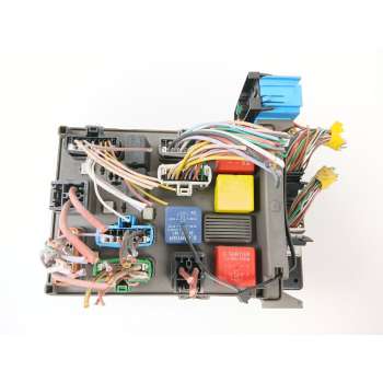 CAJA RELES / FUSIBLES 8200190284 