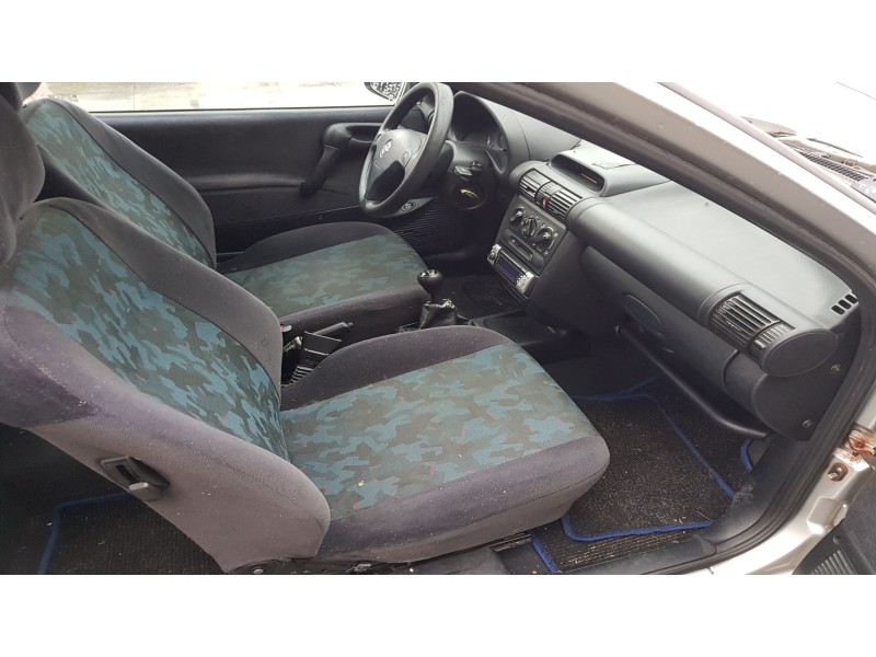 opel corsa b del año 2000