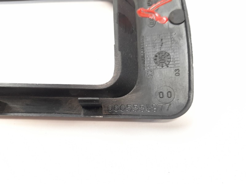 Recambio de moldura para peugeot partner monospace (5_, g_) 1.9 d referencia OEM IAM 9605556977  
