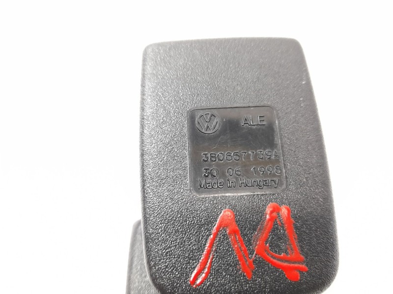 Recambio de enganche cinturon seguridad trasero central para volkswagen passat berlina (3b2) 1.8 referencia OEM IAM 3B0857739A  