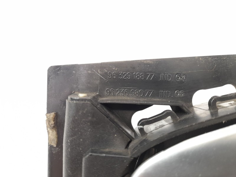 Recambio de maneta interior delantera derecha para peugeot 206 berlina gti referencia OEM IAM 9623698077  