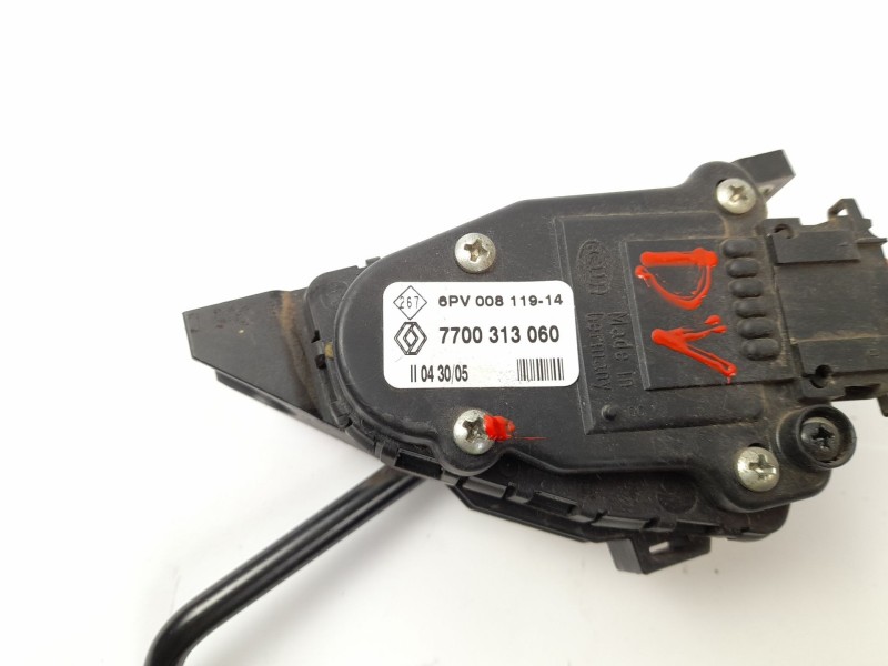 Recambio de pedal acelerador para renault trafic ii furgón (fl) 2.5 dti referencia OEM IAM 7700313060  