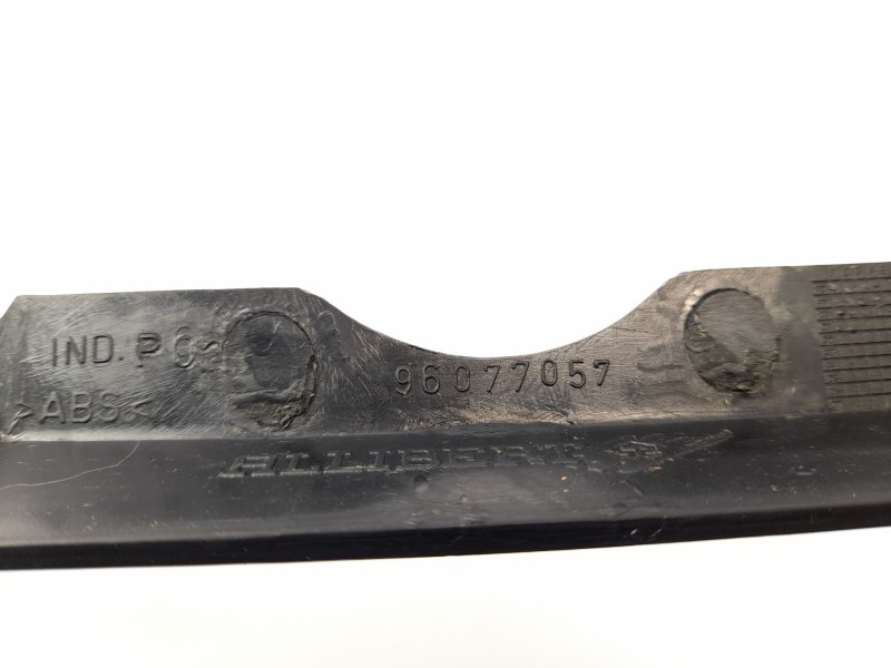 Recambio de moldura para peugeot 306 hatchback (7a, 7c, n3, n5) 1.9 d referencia OEM IAM 96077057  