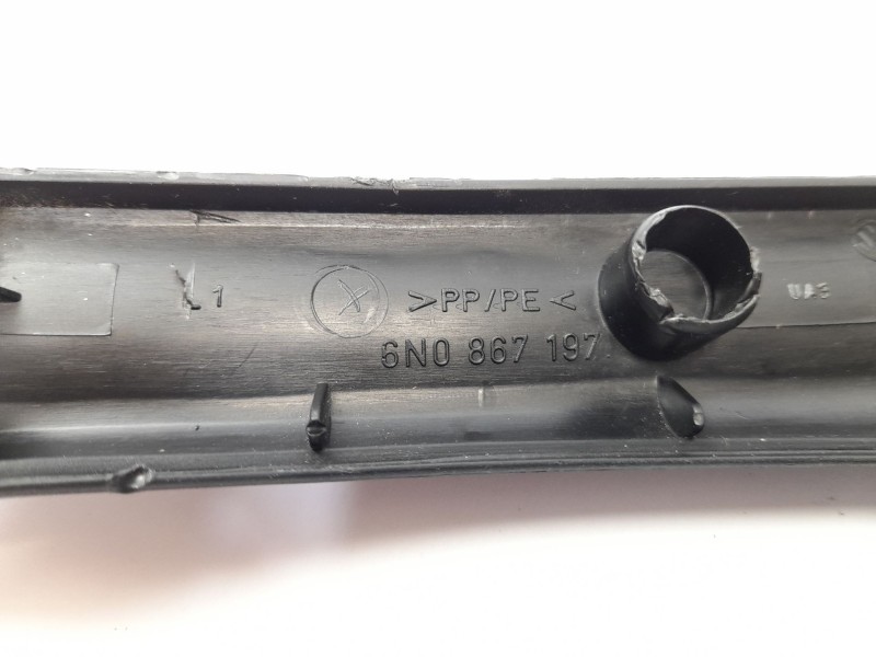 Recambio de moldura para volkswagen polo berlina (6n1) 64 1.9 d referencia OEM IAM 6N0867197  