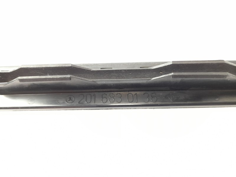 Recambio de moldura para mercedes-benz 190 (w201) e 2.0 referencia OEM IAM 2016830136  