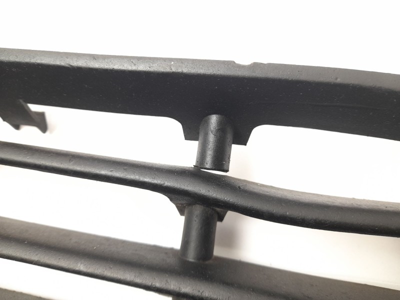 Recambio de rejilla paragolpes central para volkswagen golf iv berlina (1j1) 1.9 tdi referencia OEM IAM 1J0853677D  