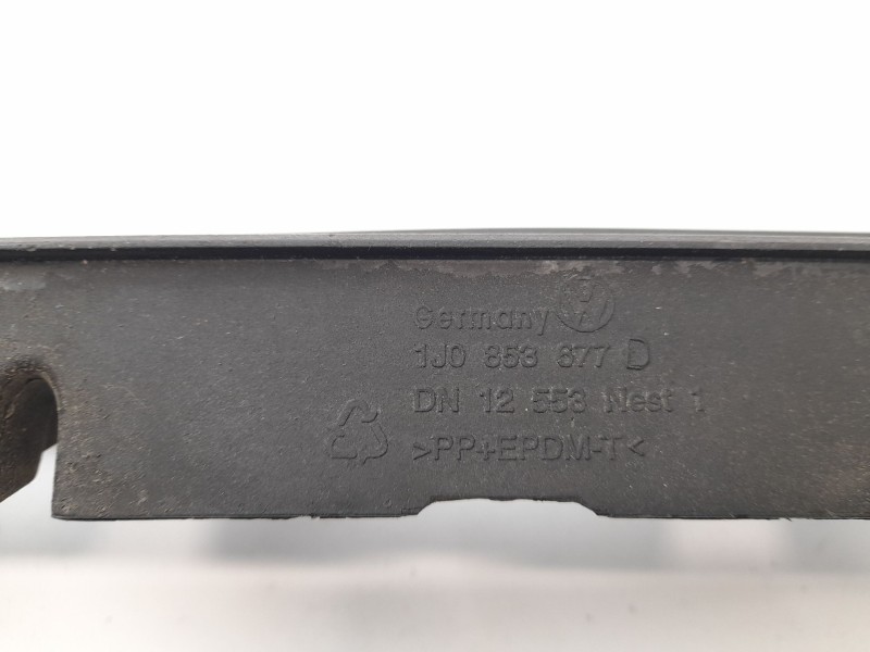 Recambio de rejilla paragolpes central para volkswagen golf iv berlina (1j1) 1.9 tdi referencia OEM IAM 1J0853677D  