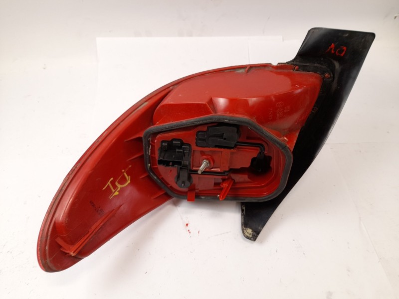 Recambio de piloto trasero izquierdo para peugeot 206 berlina xr referencia OEM IAM 2531G  