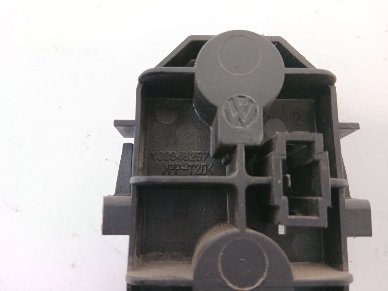 Recambio de portalamparas para volkswagen golf iv berlina (1j1) 1.6 16v referencia OEM IAM 1J6945257  