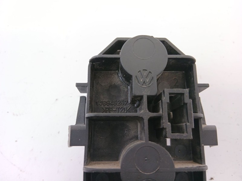 Recambio de portalamparas para volkswagen golf iv berlina (1j1) 1.6 16v referencia OEM IAM 1J6945257  