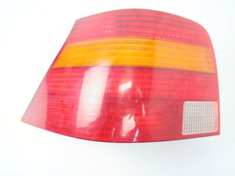 Recambio de piloto trasero izquierdo para volkswagen golf iv berlina (1j1) 1.6 16v referencia OEM IAM 37750719  