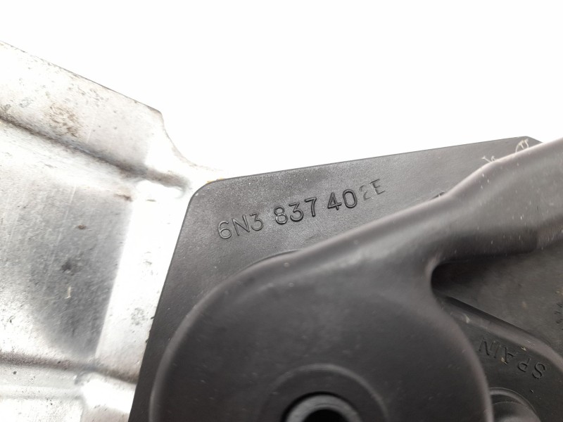 Recambio de elevalunas delantero derecho para volkswagen polo berlina (6n1) 64 1.9 d referencia OEM IAM 6N3837402E  