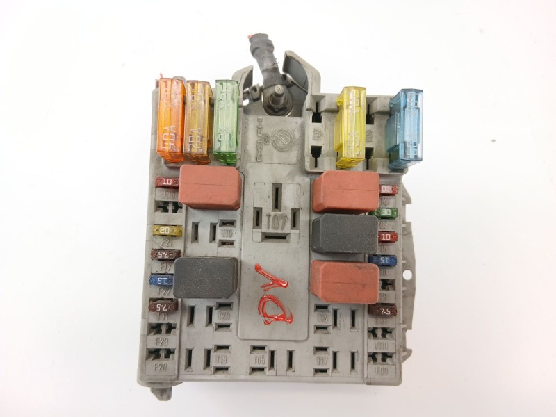 Recambio de caja reles / fusibles para fiat punto berlina (188) 1.2 cat referencia OEM IAM 46766769  