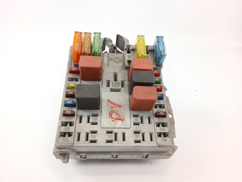 Recambio de caja reles / fusibles para fiat punto berlina (188) 1.2 cat referencia OEM IAM 46766769  