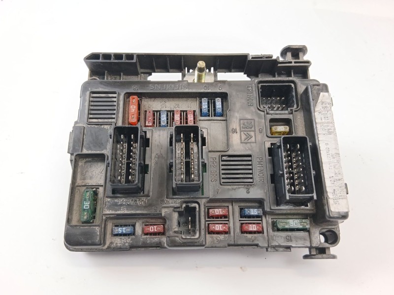 Recambio de caja reles / fusibles para citroën c3 1.1 vivace referencia OEM IAM 9643498880  