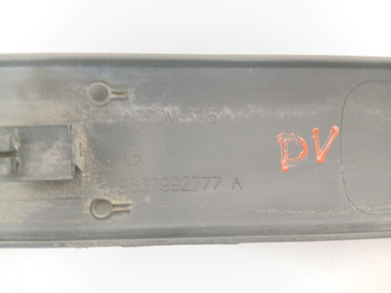Recambio de moldura para citroën c3 1.1 vivace referencia OEM IAM 9637992777  