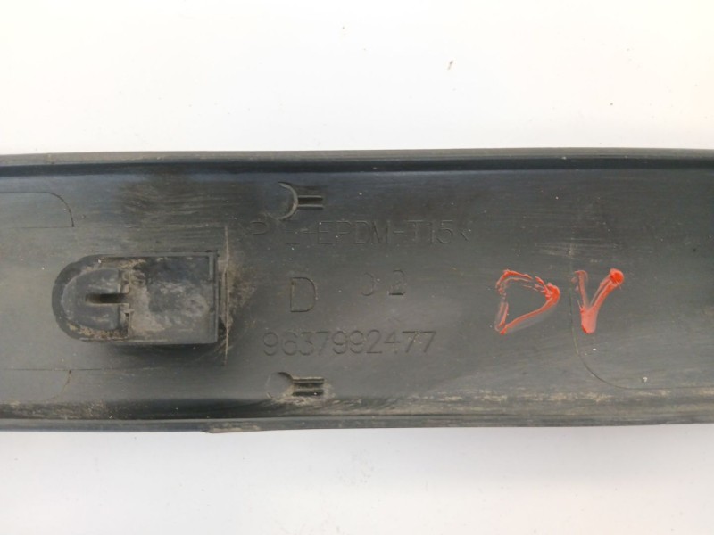 Recambio de moldura para citroën c3 1.1 vivace referencia OEM IAM 9637992477  