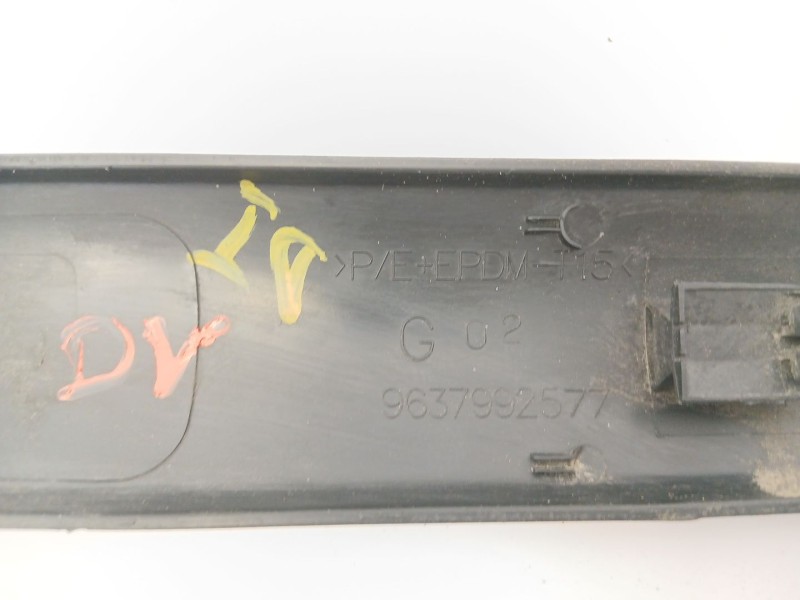 Recambio de moldura para citroën c3 1.1 vivace referencia OEM IAM 9637992577  