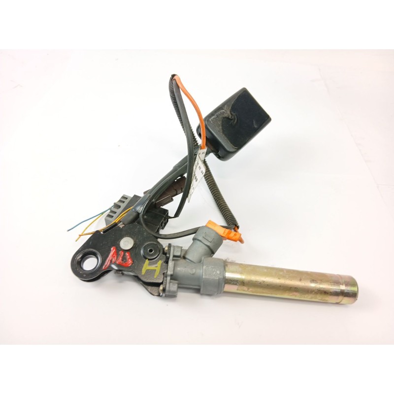 Recambio de enganche cinturon seguridad delantero izquierdo para citroën xsara (n1) 1.9 d referencia OEM IAM 542347711A  