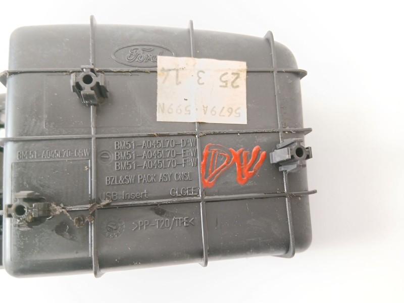Recambio de moldura para ford focus iii sedán 1.6 tdci referencia OEM IAM BM51A045L70  
