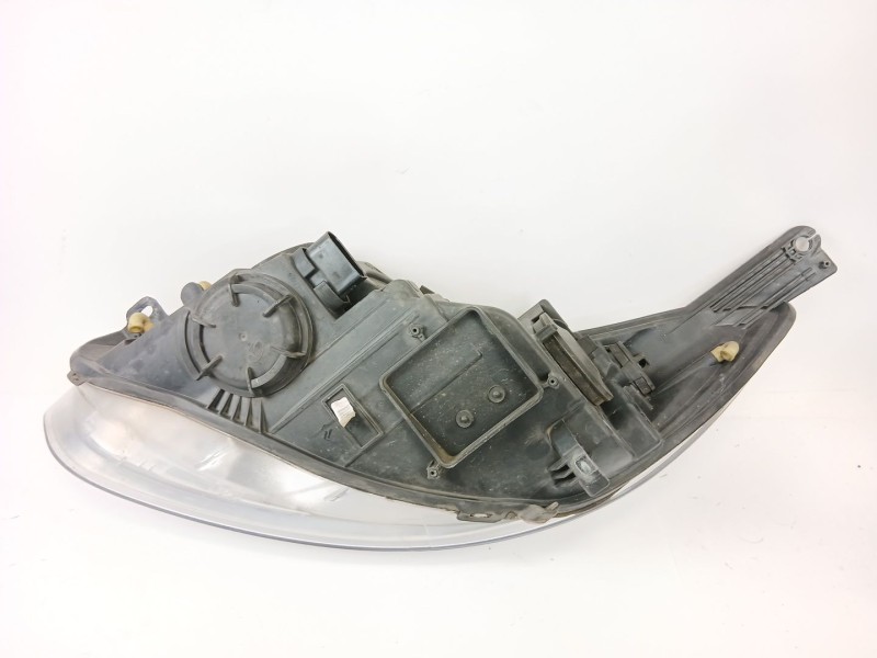 Recambio de faro derecho para ford focus iii sedán 1.6 tdci referencia OEM IAM BM5113W029  