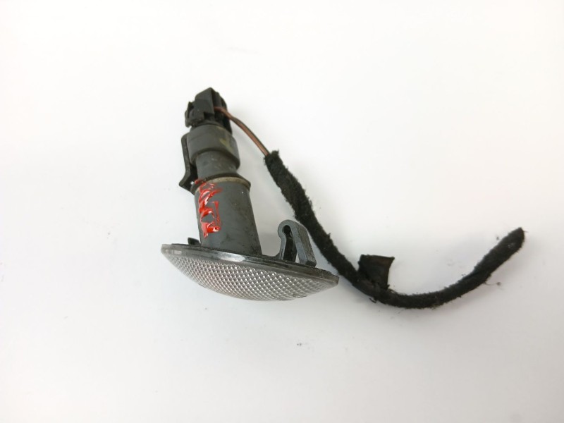 Recambio de piloto lateral derecho para opel corsa c club referencia OEM IAM 90386318  