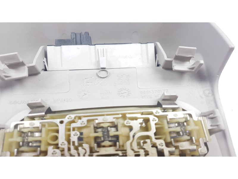 Recambio de luz interior para peugeot 3008 1.6 hdi fap referencia OEM IAM 9681370177  